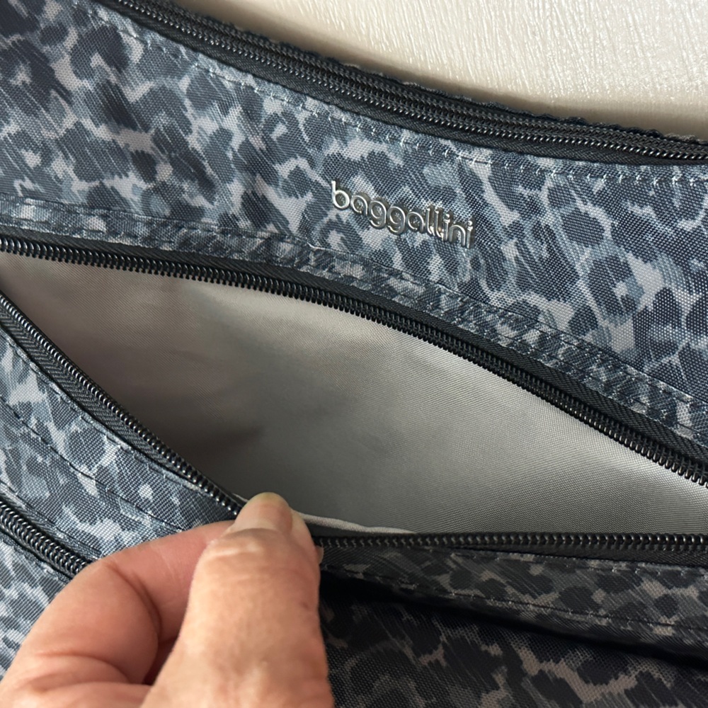 Baggallini Everywhere Bagg Crossbody Bag Grey Cheetah Leopard Print Travel Purse - Picture 14 of 14
